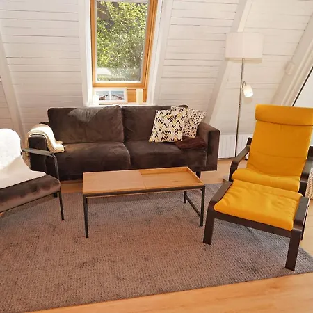 Zeltdachhaus Fuer Ganze Familie